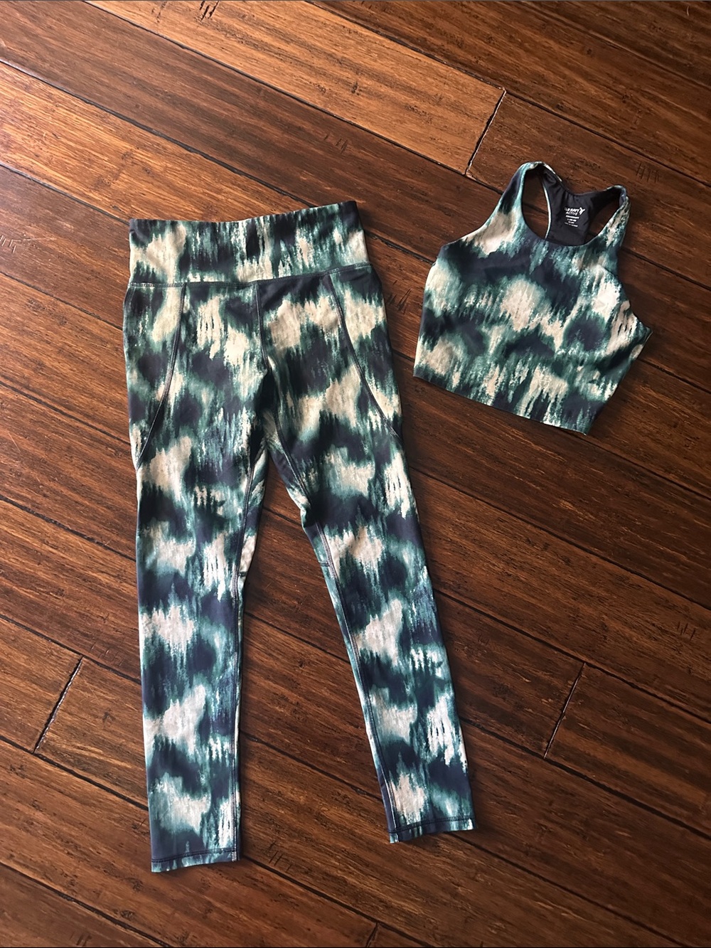 Old Navy Kids Green Teal and White Printed Active Set * Bottoms are 14/16
